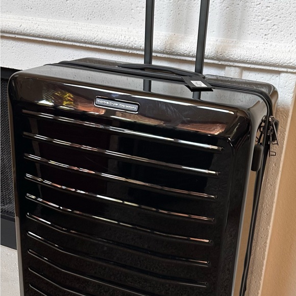 Porsche Black Luxury Suitcase 56 x 82 x 32/36 cm
22 x 32 x 12,5/14 inch - Picture 1 of 11
